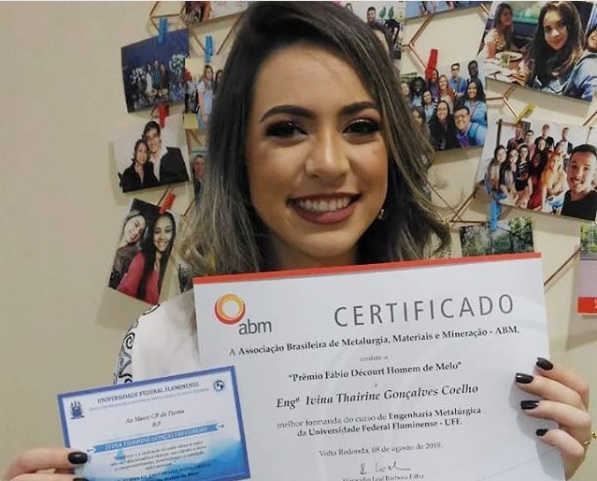 Aluna de engenharia metalúrgica da UFF recebe prêmio Fábio Decourt