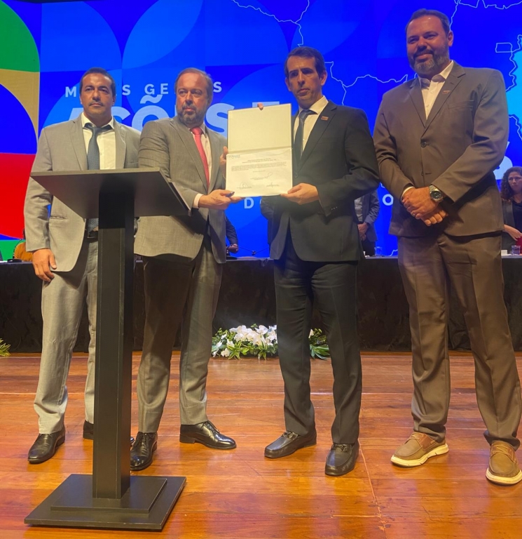 Gerdau e Newave Energia lançam pedra fundamental de megausina solar de Arinos junto aos governos federal e de Minas Gerais