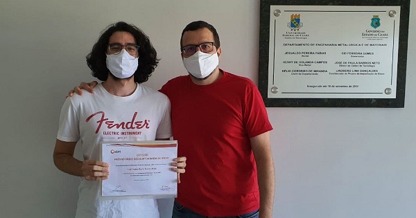 Estudante da Universidade Federal do Ceará recebe prêmio da ABM