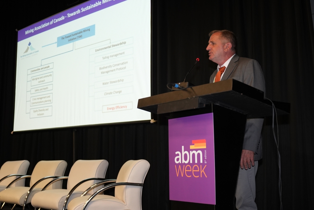 ABM Week 2024: Pesquisador canadense aponta importância da colaboração entre indústria e universidade para a aceleração da adoção de tecnologias sustentáveis na mineração