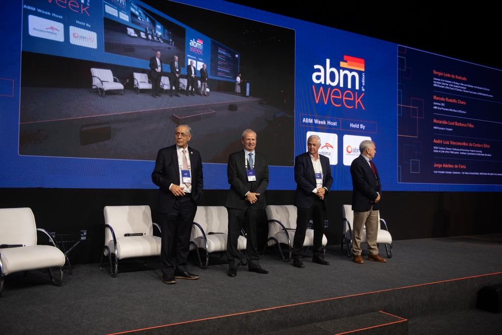 Cerimônia de abertura da ABM Week reconhece trabalhos técnicos com premiação e homenageia profissionais e empresas de destaque no desenvolvimento do setor