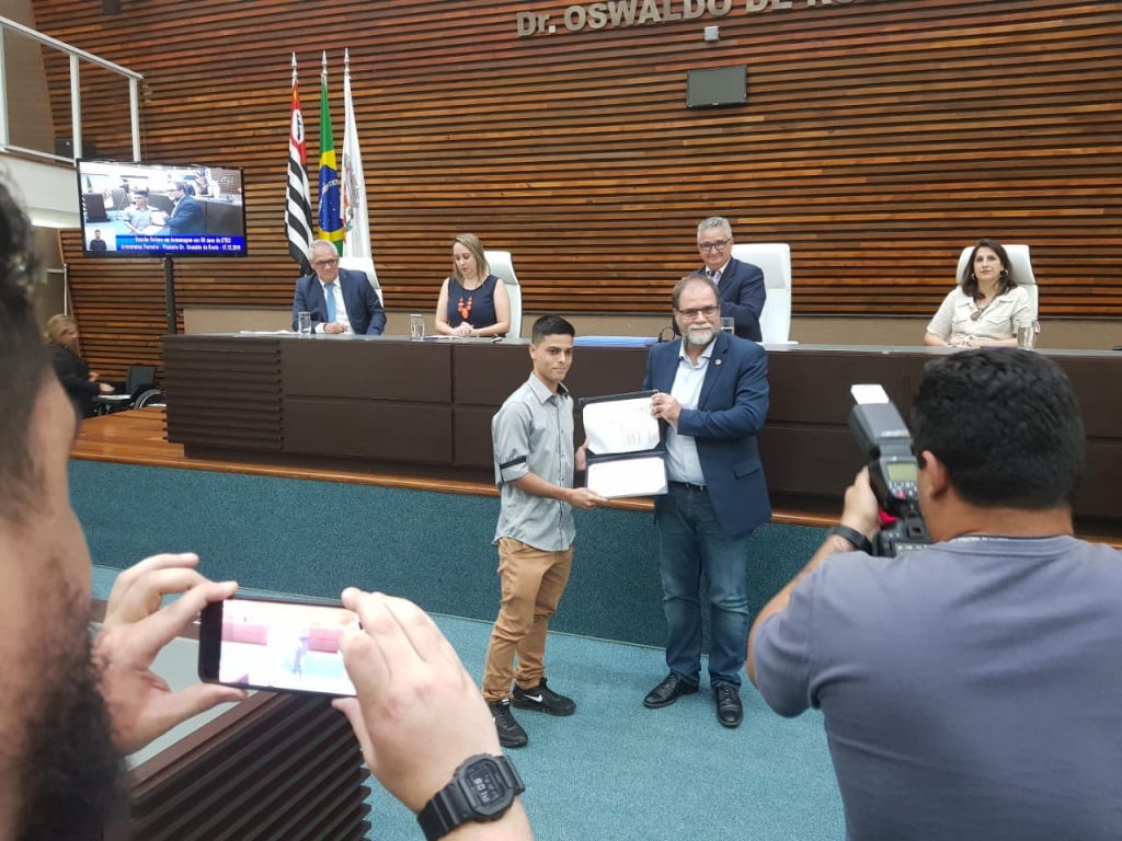 Estudante de curso técnico da Baixada Santista recebe prêmio da ABM